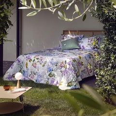 Completo lenzuola matrimoniale Fazzini Camelia, in percalle di puro cotone. La fantasia floreale del lenzuolo Camelia rende omaggio al fascino dei giardini italiani. Le camelie, le ortensie e le fresie fioriscono sulla balza del lenzuolo facendo incontrare in una delicata armonia il malva, l’azzurro e il bianco. La faccia superiore delle federe e la balza del lenzuolo di sopra sono in percalle di cotone stampato. Il resto del completo è in tinta unita.