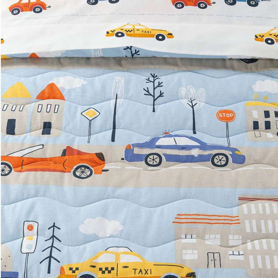 Trapuntino Caleffi Car in puro cotone per letto singolo. La trapunta primaverile Car presenta un'allegra fantasia con macchinine colorate su fondo azzurro. Fantasia ideale per bambini e ragazzi