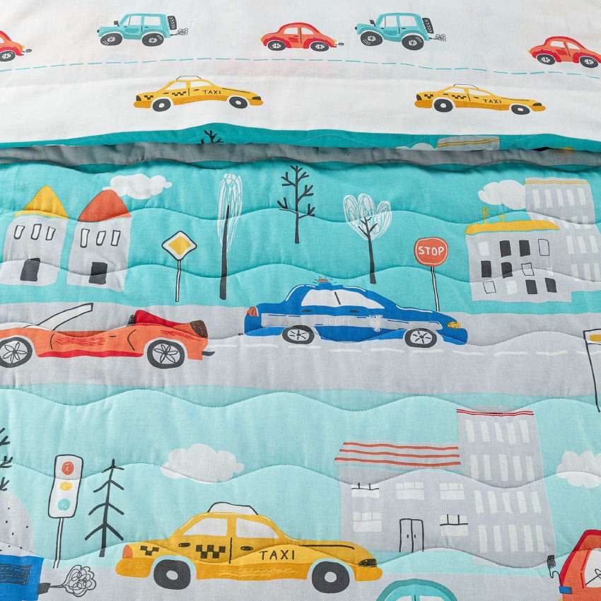 Trapuntino Caleffi Car in puro cotone per letto singolo. La trapunta primaverile Car presenta un'allegra fantasia con macchinine colorate su fondo turchese. Fantasia ideale per bambini e ragazzi