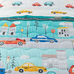 Trapuntino Caleffi Car in puro cotone per letto singolo. La trapunta primaverile Car presenta un'allegra fantasia con macchinine colorate su fondo turchese. Fantasia ideale per bambini e ragazzi