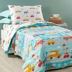 Trapuntino Caleffi Car in puro cotone per letto singolo. La trapunta primaverile Car presenta un'allegra fantasia con macchinine colorate su fondo turchese. Fantasia ideale per bambini e ragazzi