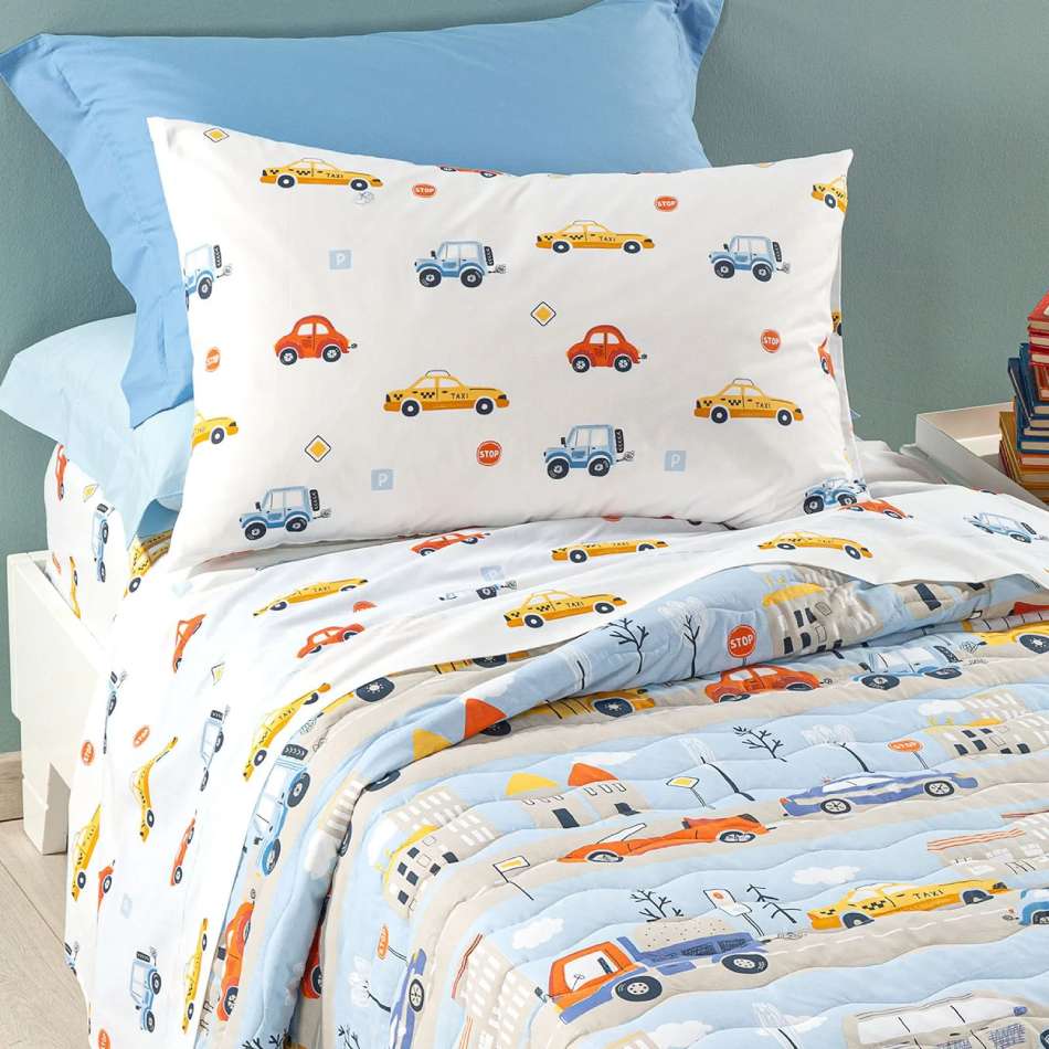 Trapuntino Caleffi Car in puro cotone per letto singolo. La trapunta primaverile Car presenta un'allegra fantasia con macchinine colorate su fondo azzurro. Fantasia ideale per bambini e ragazzi