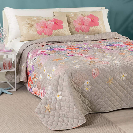 Trapuntino matrimoniale Caleffi Caraibi in puro cotone con stampa digitale. La trapunta primaverile Caraibi presenta una vivace fantasia con fiori colorati e coralli su un fondo geometrico colore tortora