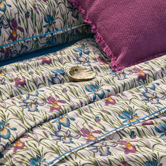 Trapuntino Fazzini Belle Epoque. Fantasia con iris viola e blu su fondo bianco.