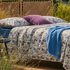 Trapuntino Fazzini Belle Epoque. Fantasia con iris viola e blu su fondo bianco.