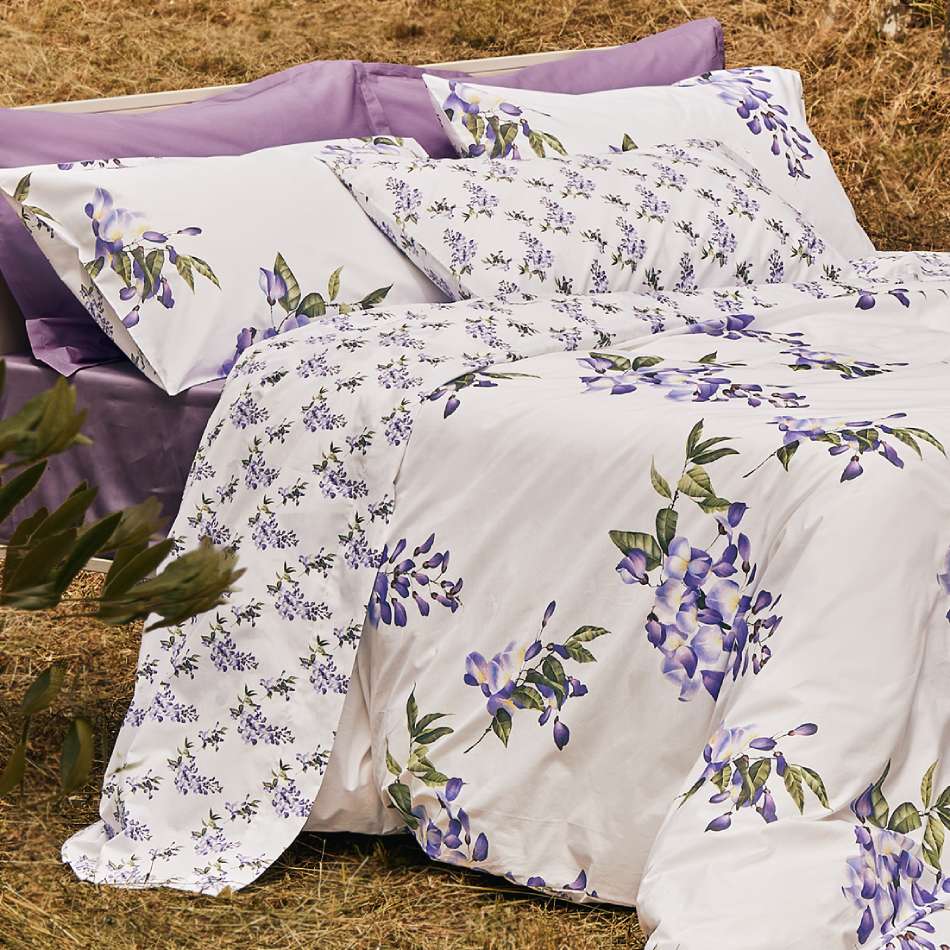 Trapuntino Fazzini glicine. Fondo bianco con fiori lilla e viola