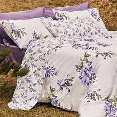 Trapuntino Fazzini glicine. Fondo bianco con fiori lilla e viola