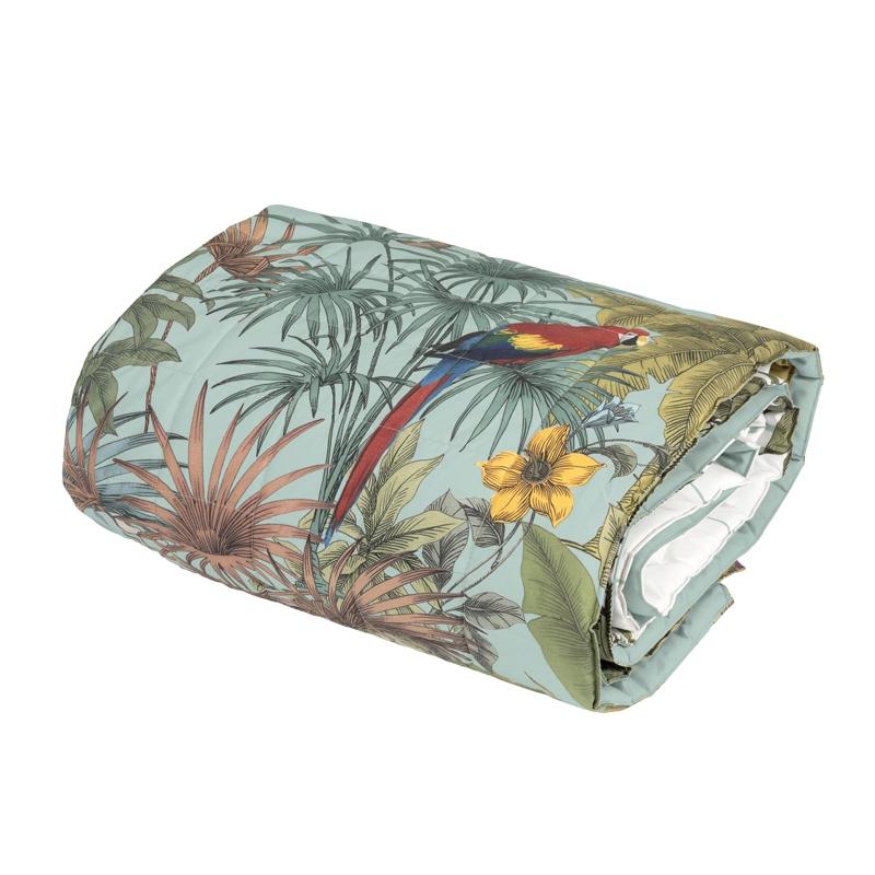 Trapunta primaverile matrimoniale Fazzini Kerala, in percalle di puro cotone. La collezione Kerala rappresenta un viaggio nella natura lussureggiante e incontaminata dell'India. Nel disegno la vegetazione tropicale, abitata da pappagalli dal piumaggio variopinto, si intreccia con un motivo rigato degradè colore verde acqua (variante surf). Il quilt è trapuntato a capo e rifinito a mano con due angoli sagomati che lo adattano perfettamente agli angoli del letto.