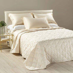 Trapunta primaverile matrimoniale Caleffi Floral in prezioso raso jacquard. Romantica e delicata fantasia floreale nella variante di colore avorio.