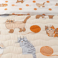 Trapuntino Caleffi Gattini in puro cotone per letto singolo. La trapunta primaverile Gattini presenta una fantasia con simpatici gatti di vari colori su fondo tinta unita naturale/beige. Fantasia ideale per bambini e ragazzi. Dettaglio fantasia con gatti e gomitoli.