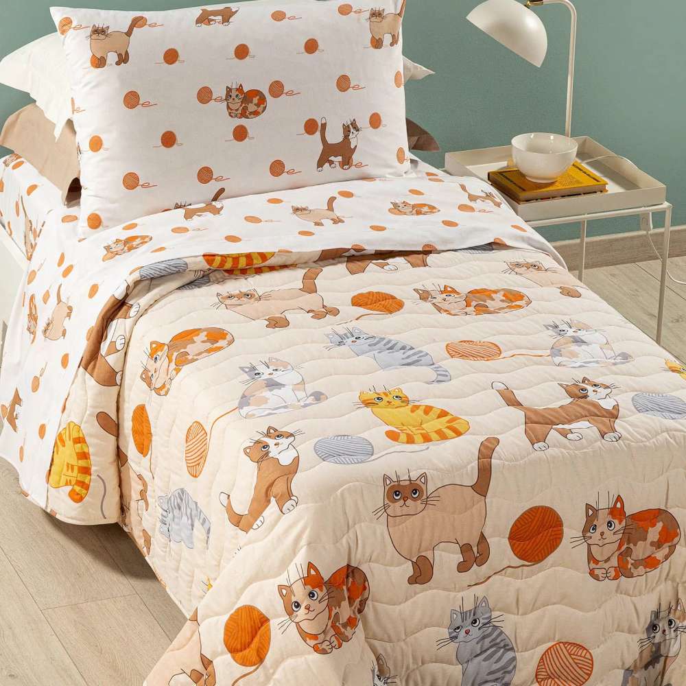 Trapuntino Caleffi Gattini in puro cotone per letto singolo. La trapunta primaverile Gattini presenta una fantasia con simpatici gatti di vari colori su fondo tinta unita naturale/beige. Fantasia ideale per bambini e ragazzi
