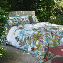 Trapunta primaverile matrimoniale Fazzini Kerala, in percalle di puro cotone. La collezione Kerala rappresenta un viaggio nella natura lussureggiante e incontaminata dell'India. Nel disegno la vegetazione tropicale, abitata da pappagalli dal piumaggio variopinto, si intreccia con un motivo rigato degradè colore verde acqua (variante surf). Il quilt è trapuntato a capo e rifinito a mano con due angoli sagomati che lo adattano perfettamente agli angoli del letto.