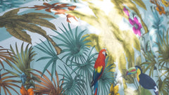 Trapunta primaverile matrimoniale Fazzini Kerala, in percalle di puro cotone. La collezione Kerala rappresenta un viaggio nella natura lussureggiante e incontaminata dell'India. Nel disegno la vegetazione tropicale, abitata da pappagalli dal piumaggio variopinto, si intreccia con un motivo rigato degradè colore verde acqua (variante surf). Il quilt è trapuntato a capo e rifinito a mano con due angoli sagomati che lo adattano perfettamente agli angoli del letto.