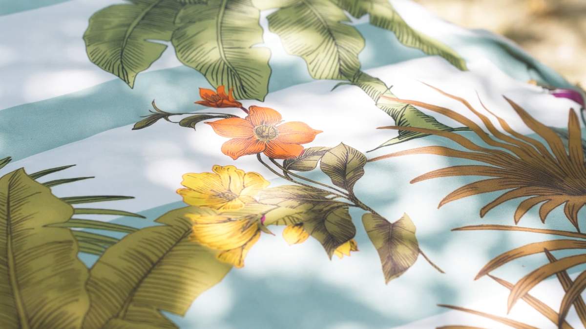 Trapunta primaverile matrimoniale Fazzini Kerala, in percalle di puro cotone. La collezione Kerala rappresenta un viaggio nella natura lussureggiante e incontaminata dell'India. Nel disegno la vegetazione tropicale, abitata da pappagalli dal piumaggio variopinto, si intreccia con un motivo rigato degradè colore verde acqua (variante surf). Il quilt è trapuntato a capo e rifinito a mano con due angoli sagomati che lo adattano perfettamente agli angoli del letto.