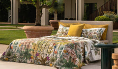 Trapunta primaverile matrimoniale Fazzini Kerala, in percalle di puro cotone. La collezione Kerala rappresenta un viaggio nella natura lussureggiante e incontaminata dell'India. Nel disegno la vegetazione tropicale, abitata da pappagalli dal piumaggio variopinto, si intreccia con un motivo rigato degradè colore verde acqua (variante surf). Il quilt è trapuntato a capo e rifinito a mano con due angoli sagomati che lo adattano perfettamente agli angoli del letto.