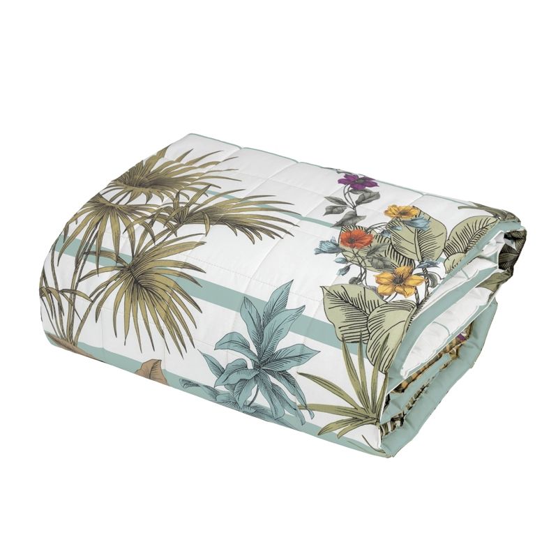 Trapunta primaverile matrimoniale Fazzini Kerala, in percalle di puro cotone. La collezione Kerala rappresenta un viaggio nella natura lussureggiante e incontaminata dell'India. Nel disegno la vegetazione tropicale, abitata da pappagalli dal piumaggio variopinto, si intreccia con un motivo rigato degradè colore verde acqua (variante surf). Il quilt è trapuntato a capo e rifinito a mano con due angoli sagomati che lo adattano perfettamente agli angoli del letto.