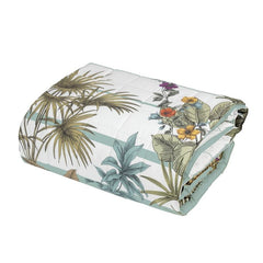 Trapunta primaverile matrimoniale Fazzini Kerala, in percalle di puro cotone. La collezione Kerala rappresenta un viaggio nella natura lussureggiante e incontaminata dell'India. Nel disegno la vegetazione tropicale, abitata da pappagalli dal piumaggio variopinto, si intreccia con un motivo rigato degradè colore verde acqua (variante surf). Il quilt è trapuntato a capo e rifinito a mano con due angoli sagomati che lo adattano perfettamente agli angoli del letto.