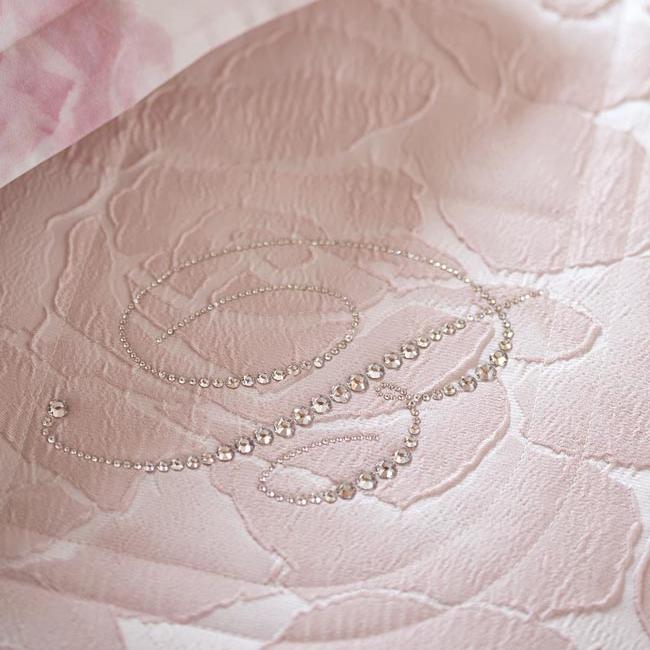 Trapuntino matrimoniale Rosalba di Blumarine, in elegante raso jacquard. Romantica ed elegante fantasia jacquard a tema floreale, colore tortora, con logo Blumarine in preziosi cristalli Swarovski. dettaglio fantasia. colore rosa.