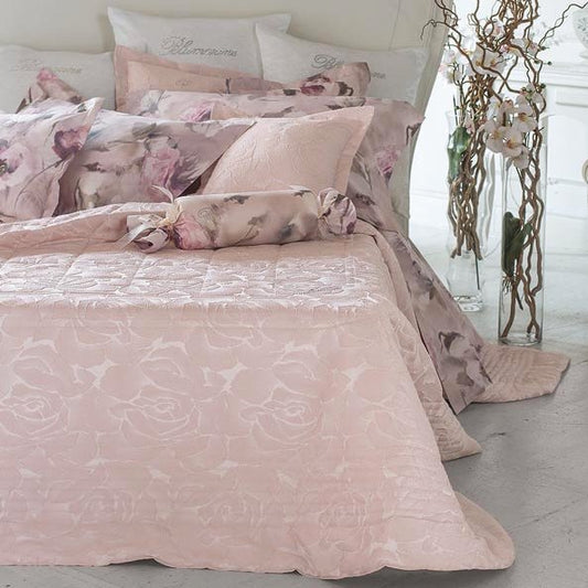 Trapuntino matrimoniale Rosalba di Blumarine, in elegante raso jacquard. Romantica ed elegante fantasia jacquard a tema floreale, colore tortora, con logo Blumarine in preziosi cristalli Swarovski. colore rosa