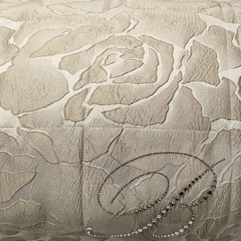 Trapuntino matrimoniale Rosalba di Blumarine, in elegante raso jacquard. Romantica ed elegante fantasia jacquard a tema floreale, colore tortora, con logo Blumarine in preziosi cristalli Swarovski. Colore tortora.