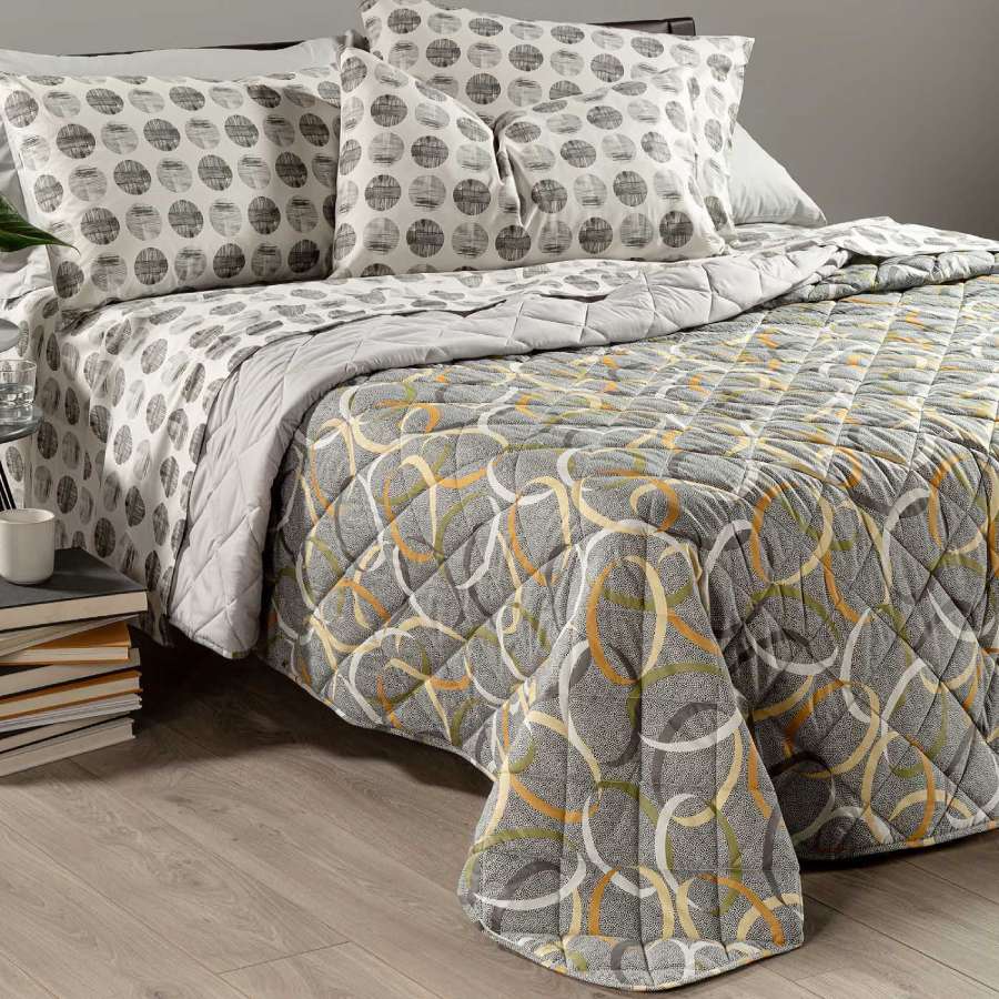Trapunta primaverile matrimoniale Caleffi Ballon. Trapuntino con fantasia moderna geometrica con anelli intrecciati e fondo grigio stile Borbonese.