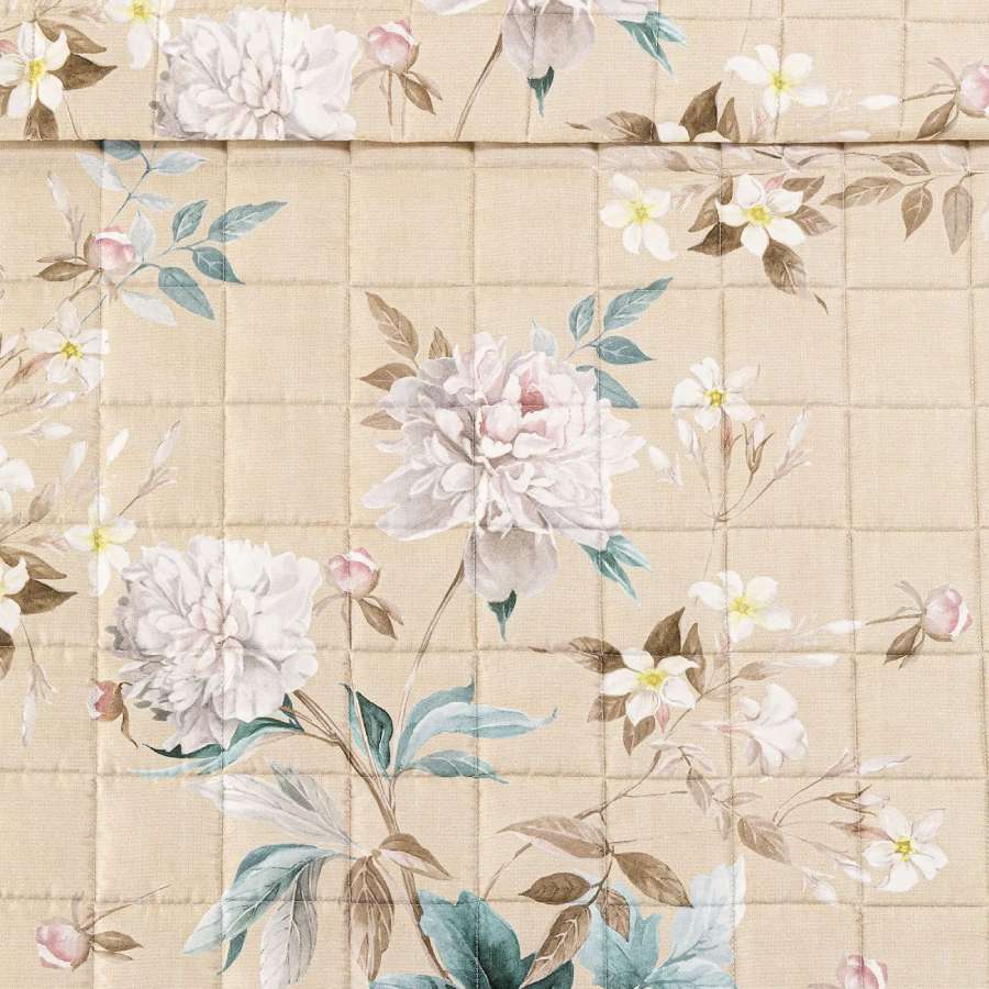 Trapuntino matrimoniale Caleffi Beautiful, in raso di puro cotone con stampa digitale di alta qualità. Trapunta primaverile dai toni caldi, con delicata fantasia floreale con fiori bianchi e foglie verdi/petrolio su fondo beige. dettaglio fantasia