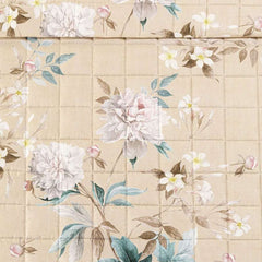 Trapuntino matrimoniale Caleffi Beautiful, in raso di puro cotone con stampa digitale di alta qualità. Trapunta primaverile dai toni caldi, con delicata fantasia floreale con fiori bianchi e foglie verdi/petrolio su fondo beige. dettaglio fantasia
