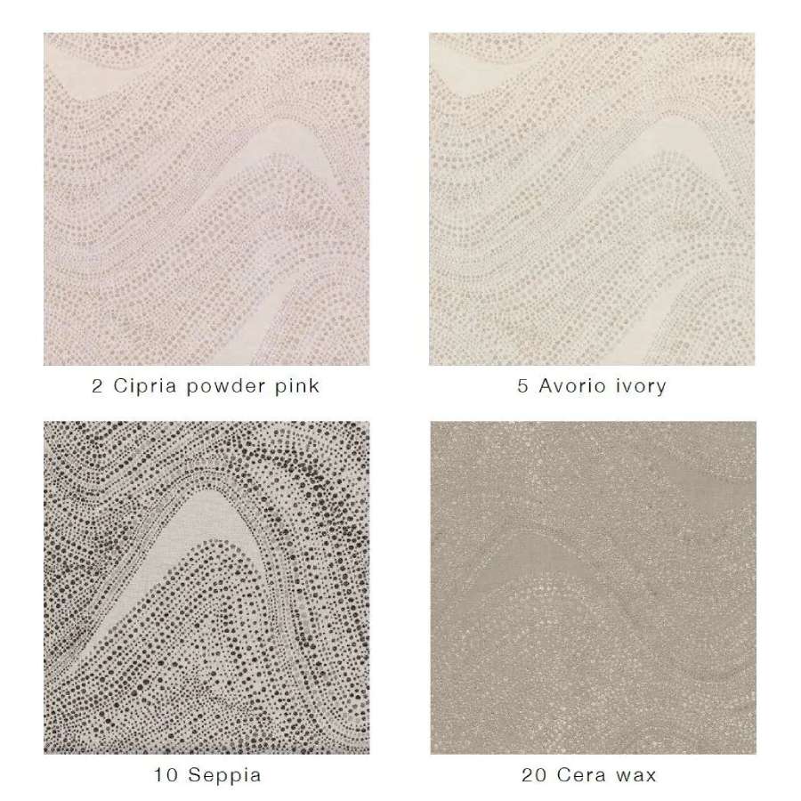 Trapuntino matrimoniale Crystelle di Blumarine, in elegante raso jacquard. Sinuosa fantasia jacquard dalle forme morbide, con inserti in lurex e logo Blumarine in cristalli. Foto varianti di colore