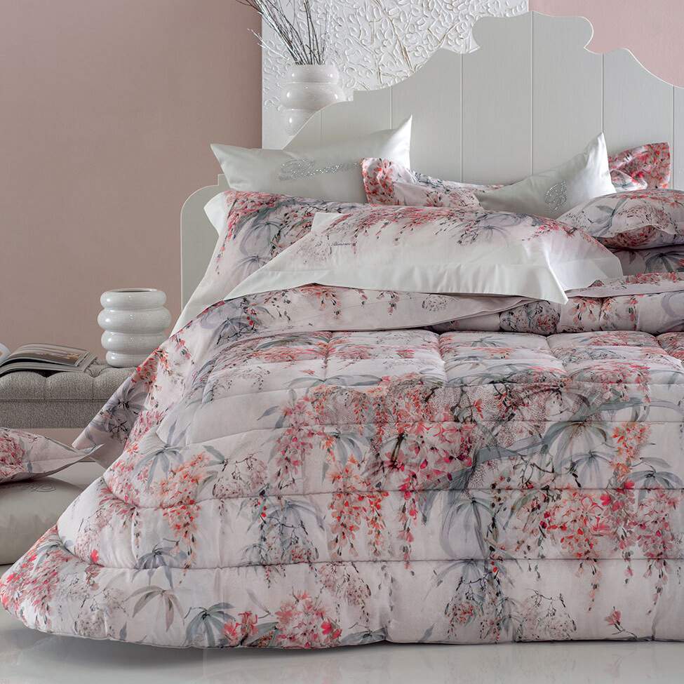 Trapuntino matrimoniale Glicine Blumarine in raso di puro cotone stampato. La trapunta primaverile Glicine presenta una romantica fantasia floreale variante corallo