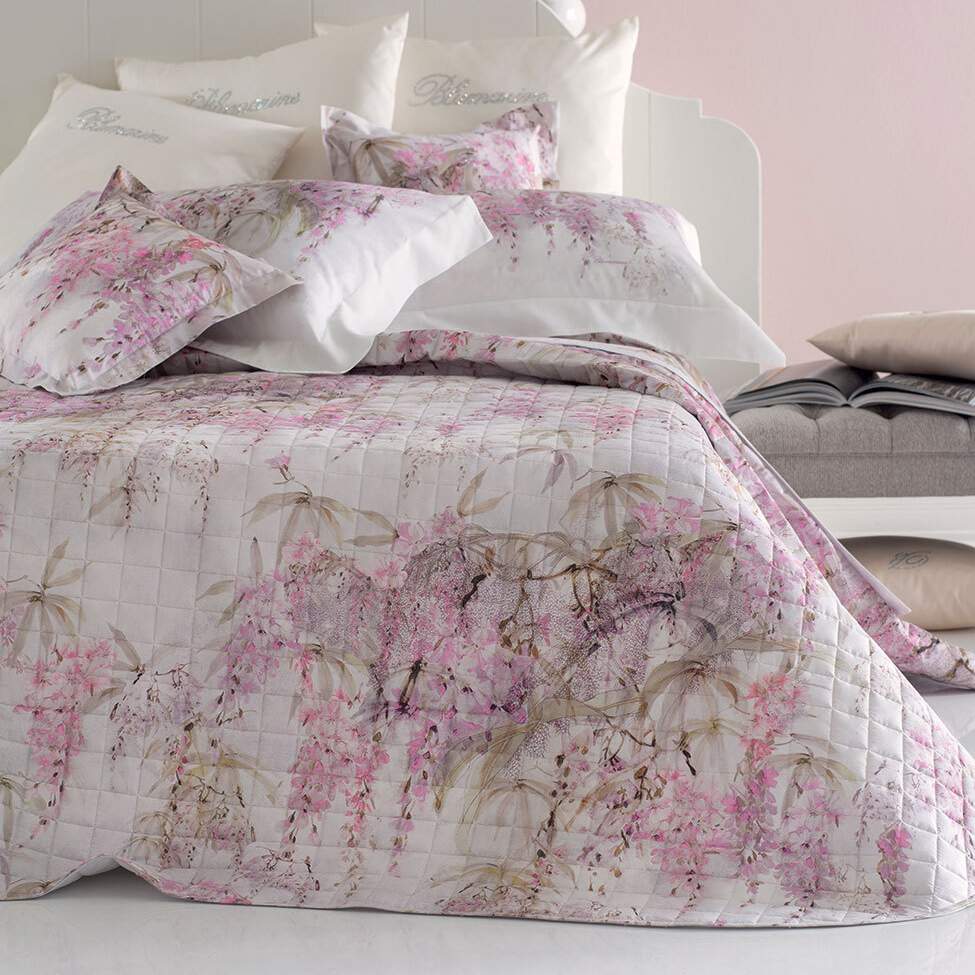 Trapuntino matrimoniale Glicine Blumarine in raso di puro cotone stampato. La trapunta primaverile Glicine presenta una romantica fantasia floreale variante cipria