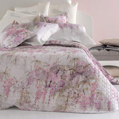 Trapuntino matrimoniale Glicine Blumarine in raso di puro cotone stampato. La trapunta primaverile Glicine presenta una romantica fantasia floreale variante cipria