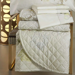 Trapuntino matrimoniale Crystal Borbonese, in raso di puro cotone stampato. Variante beige La trapunta primaverile Crystal è caratterizzata da una fantasia floreale dai toni delicati, con fiori color pesca e fondo beige con la tipica stampa Borbonese a occhio di pernice. Trapunta rifinita a mano con angoli stondati.