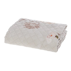 Trapuntino matrimoniale Crystal Borbonese, in raso di puro cotone stampato. Variante pesca. La trapunta primaverile Crystal è caratterizzata da una fantasia floreale dai toni delicati, con fiori color pesca e fondo beige con la tipica stampa Borbonese a occhio di pernice. Trapunta rifinita a mano con angoli stondati.