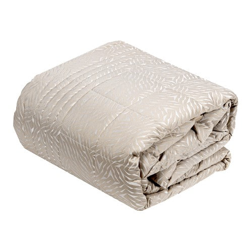 Trapuntino matrimoniale Bosco Verticale, della linea Fazzini Atelier, in prezioso raso jacquard. Nel quilt Bosco Verticale vengono impiegati due diversi filati per creare un disegno geometrico e materico che richiama i grafismi delle architettura del moderno complesso residenziale milanese.Il risultato è una trapunta che arreda la camera da letto, diventando un elemento di design. Variante di colore torrone (tortora).