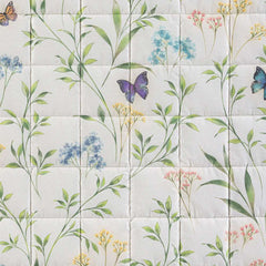 trapuntino armonie. dettaglio fantasia con fiori e farfalle su fondo chiaro