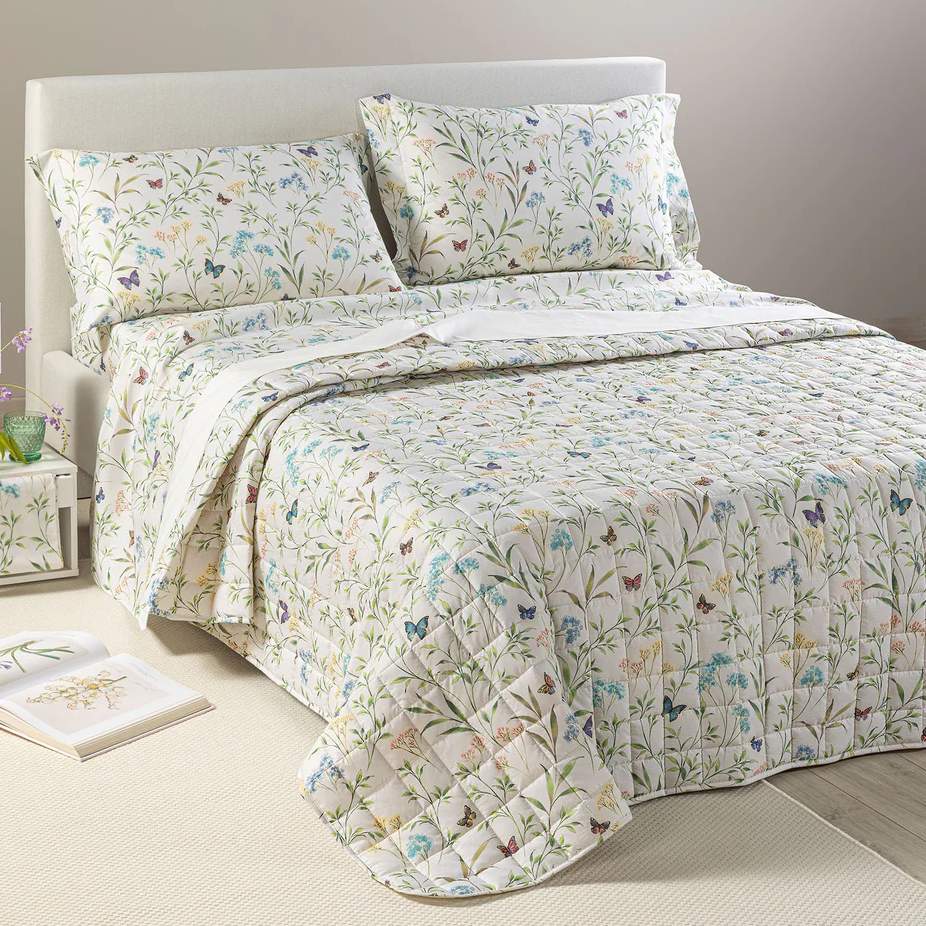 quilt primaverile armonie. fantasia con fiori e farfalle su fondo chiaro