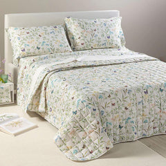 quilt primaverile armonie. fantasia con fiori e farfalle su fondo chiaro