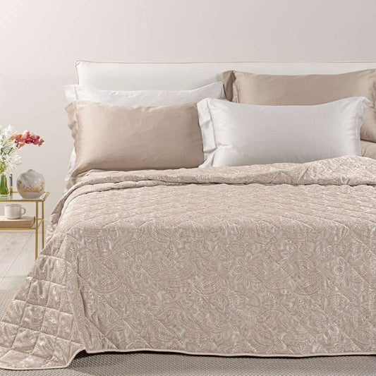 Trapuntino matrimoniale Caleffi Dorata, in elegante raso jacquard.La trapunta primaverile Dorata è caratterizzata da una fantasia tono su tono, nella variante di colore ambra