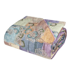Trapunta primaverile matrimoniale Fazzini Crazy Quilt, in percalle di puro cotone. La collezione Crazy Quilt, col il suo spirito vagamente bohémienne, restituisce attraverso la stampa l'idea del patchwork, ma anche la matericità del lino e del rammendo che diventa ricamo. La trapuntatura del quilt valorizza l'effetto tridimensionale della fantasia. Il quilt è trapuntato a capo e rifinito a mano con due angoli sagomati che lo adattano perfettamente agli angoli del letto.