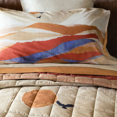 Trapunta primaverile matrimoniale Fazzini Arizona, in percalle di puro cotone. I colori delle terre si rincorrono nella collezione Arizona, dando origine a un affascinante paesaggio che richiama alla memoria le atmosfere del far west, con morbide dune colorate e cactus. Il quilt è trapuntato a capo e rifinito a mano con due angoli sagomati che lo adattano perfettamente agli angoli del letto. Trapunta primaverile