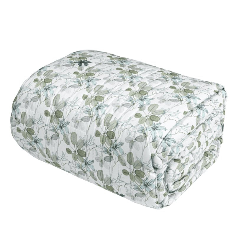Trapuntino matrimoniale Palazzina Liberty, della linea Fazzini Atelier, in percalle di puro cotone. La fantasia del quilt Palazzina Liberty porta in camera da letto la freschezza della fioritura primaverile: i petali si intrecciano alle foglie, dando vita a una fantasia sulle tonalità delicate del verde salvia. Trapunta primaverile variante celadon verde