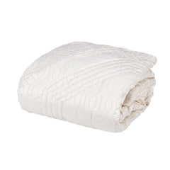 Trapuntino matrimoniale Villa Necchi, della linea Fazzini Atelier, in prezioso raso jacquard. Il quilt Villa Necchi presenta in un gioco tono su tono un bel motivo tridimensionale d'ispirazione dèco, con una mano morbida e voluminosa. Variante di colore champagne/avorio. La trapunta primaverile Villa Necchi è trapuntata a capo e rifinita a mano con due angoli sagomati che la adattano perfettamente agli angoli del letto