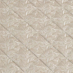 Trapuntino matrimoniale Caleffi Interiors in raso jacquard.La trapunta primaverile Interiors presenta una fantasia moderna ma delicata, con foglie che si intersecano in una fitta trama. Copriletto trapuntato colore bosco tortora. Dettaglio fantasia foliage.
