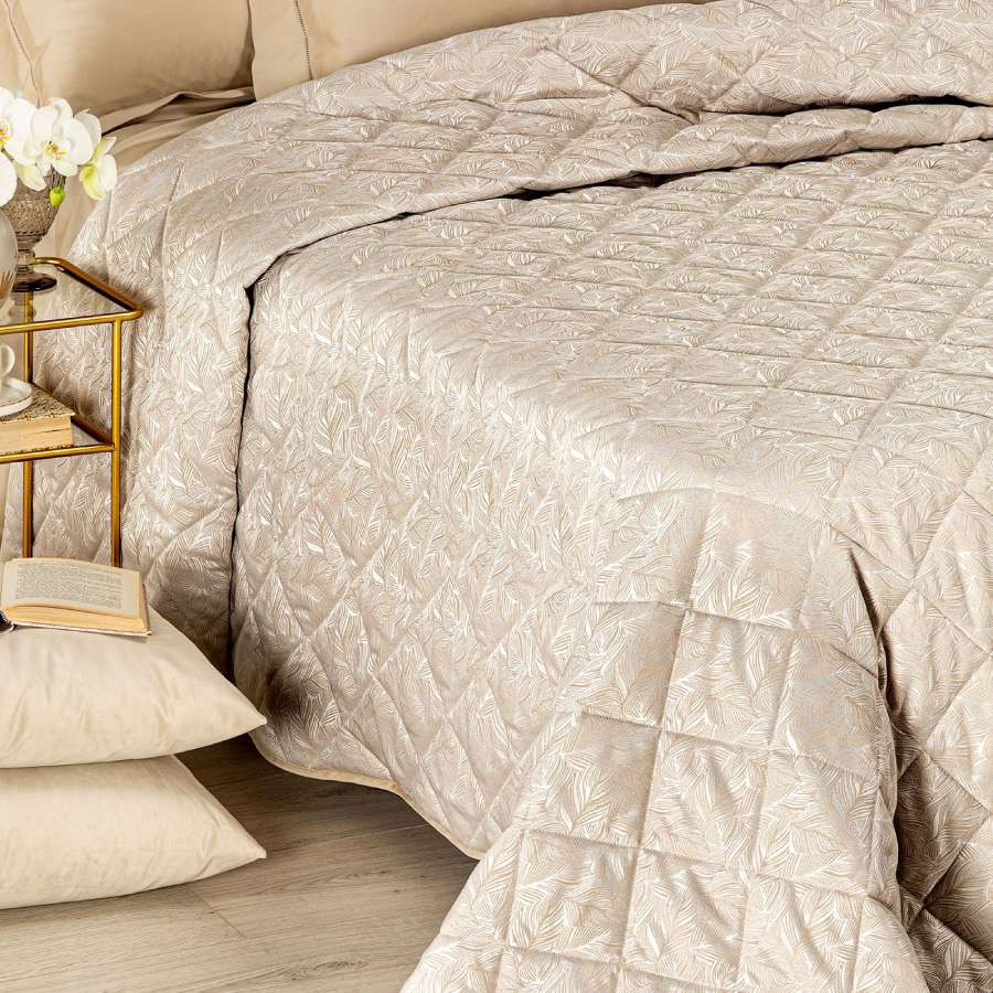 Trapuntino matrimoniale Caleffi Interiors in raso jacquard.La trapunta primaverile Interiors presenta una fantasia moderna ma delicata, con foglie che si intersecano in una fitta trama. Copriletto trapuntato colore naturale beige ambra