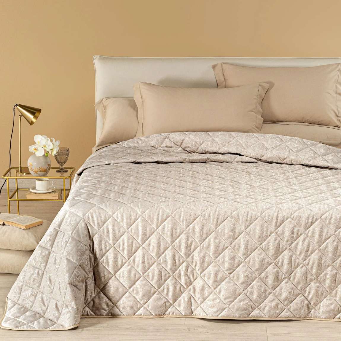 Trapuntino matrimoniale Caleffi Interiors in raso jacquard.La trapunta primaverile Interiors presenta una fantasia moderna ma delicata, con foglie che si intersecano in una fitta trama. Copriletto trapuntato colore naturale beige ambra