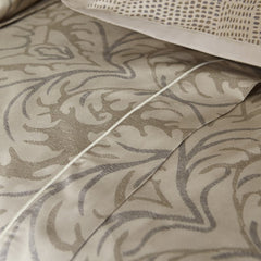Trapuntino matrimoniale Novecento, della linea Fazzini Atelier, in prezioso raso di puro cotone. La fantasia del quilt Novecento è ispirata ai tessuti damasco. Il disegno nelle tonalità del grigio e del beige è caratterizzato da una stampa vibrante che alterna superfici perlescenti e dettagli calcati. Trapunta primaverile colore torrone tortora. Dettaglio fantasia