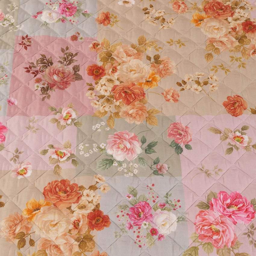Trapuntino matrimoniale Caleffi Petit Garden in puro cotone con stampa digitale. La trapunta primaverile Petit Garden presenta una particolare e delicata fantasia floreale su fondo geometrico con riquadri di vari colori