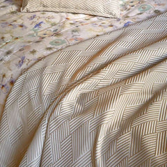 Trapuntino matrimoniale Triennale Fazzini Atelier in raso jacquard. Fantasia geometrica a intreccio colore torrone (tortora)