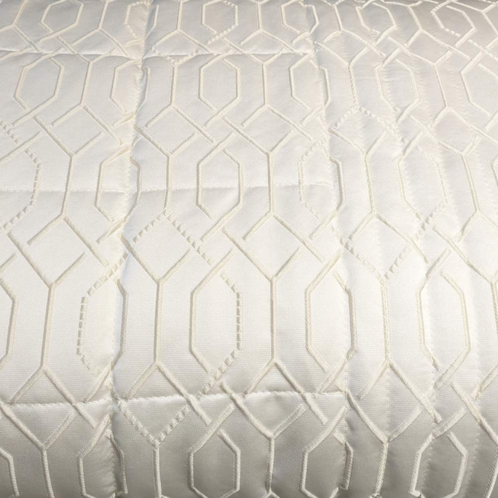Trapuntino matrimoniale Villa Necchi, della linea Fazzini Atelier, in prezioso raso jacquard. Il quilt Villa Necchi presenta in un gioco tono su tono un bel motivo tridimensionale d'ispirazione dèco, con una mano morbida e voluminosa. Variante di colore champagne/avorio. La trapunta primaverile Villa Necchi è trapuntata a capo e rifinita a mano con due angoli sagomati che la adattano perfettamente agli angoli del letto
