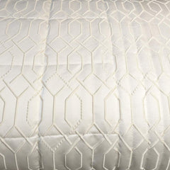 Trapuntino matrimoniale Villa Necchi, della linea Fazzini Atelier, in prezioso raso jacquard. Il quilt Villa Necchi presenta in un gioco tono su tono un bel motivo tridimensionale d'ispirazione dèco, con una mano morbida e voluminosa. Variante di colore champagne/avorio. La trapunta primaverile Villa Necchi è trapuntata a capo e rifinita a mano con due angoli sagomati che la adattano perfettamente agli angoli del letto